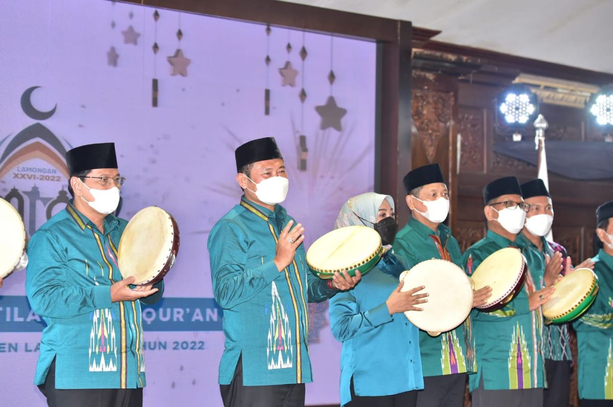 Bupati Yes menabuh rebana penanda pembuka ajang perlombaan. (Foto: Prokopim Kabupaten Lamongan for jatimnow.com)