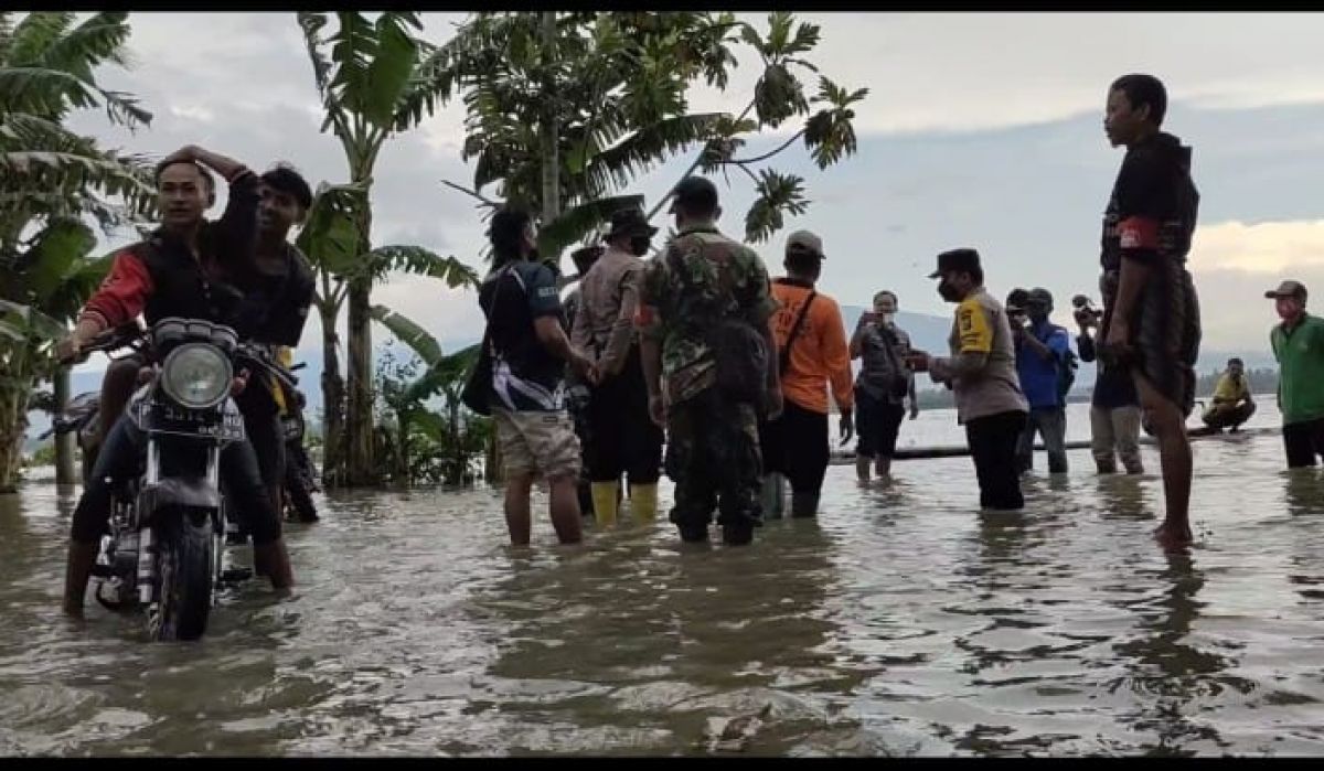 Kapolres Jember, AKBP Hery Purnomo dan Dandim 0824 Jember, Letkol Inf Batara C Pangaribuan bersama anggotanya terlihat langsung terjun ke lokasi terdampak banjir. (Foto-foto: Foto : Humas Polres Jember/Humas Polda Jatim)
