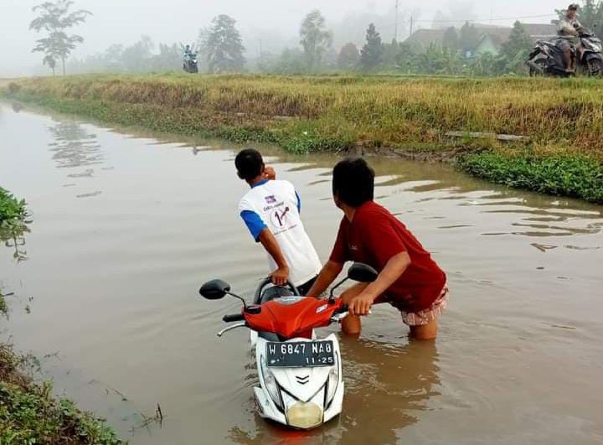 Motor berhasil diangkat warga. (Foto: warga Desa Durungbanjar for jatimnow.com)