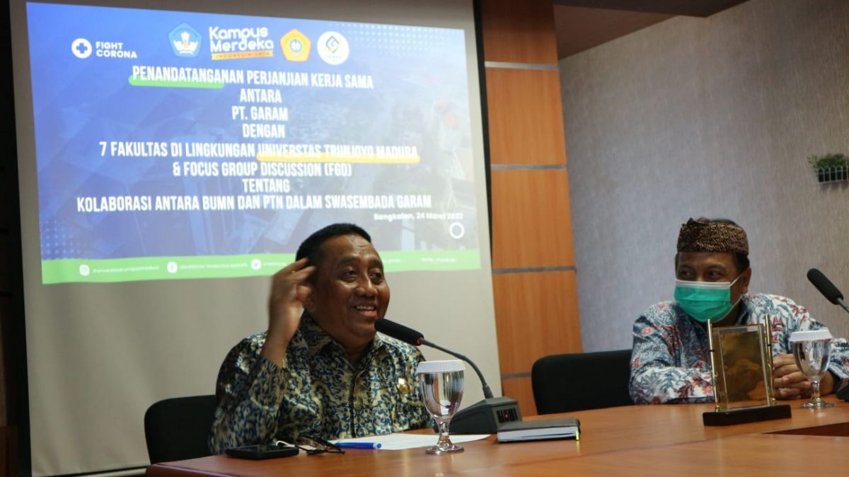 Rektor UTM, Dr. Drs. Ec. H. Muh. Syarif (kiri) dan Direktur Utama PT Garam Indonesia, Arif Haendra (Foto-foto: Fajar Mujianto/jatimnow.com)