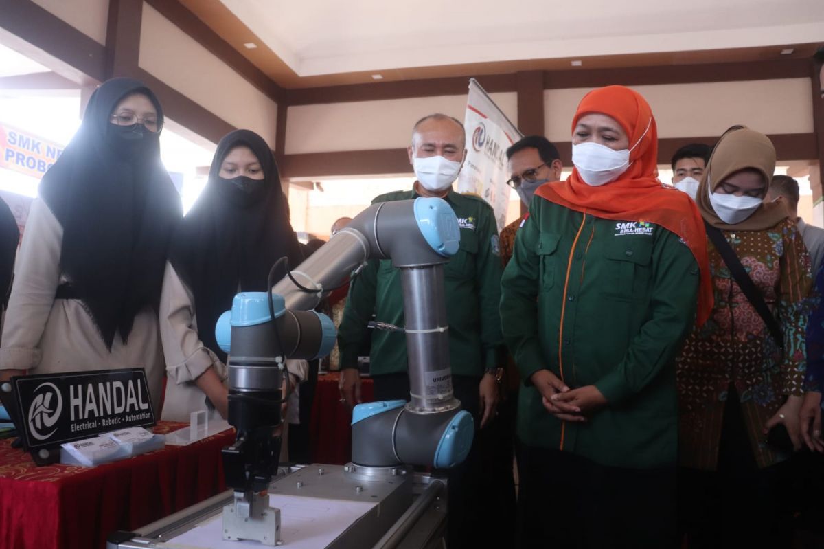 Gubernur Jatim Khofifah saat pembukaan Lomba Kompetensi Siswa (LKS) SMK tingkat Provinsi, di Gedung Kesenian Aryo Kota Blitar (Foto-foto: Humas Pemprov Jatim)
