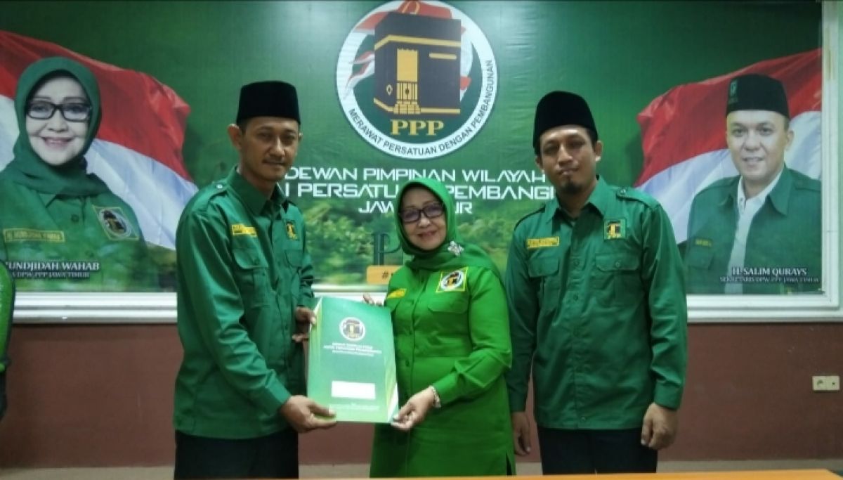 Zainul Arifin (kiri) saat menerima SK sebagai Ketua DPC PPP Lamongan pada Kamis (24/3/2022) malam (Foto: DPC PPP Lamongan for jatimnow.com)