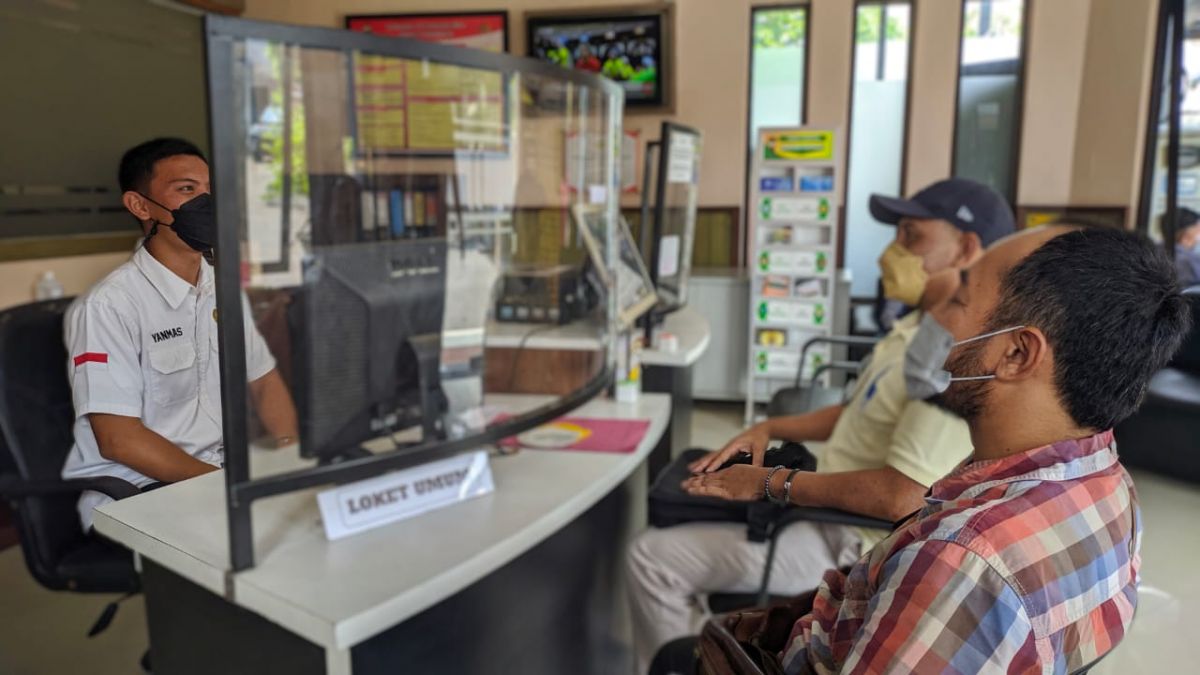 RW, saat melaporkan istrinya yang seorang ASN ke Mapolres Ponorogo (Foto: Mita Kusuma/jatimnow.com)