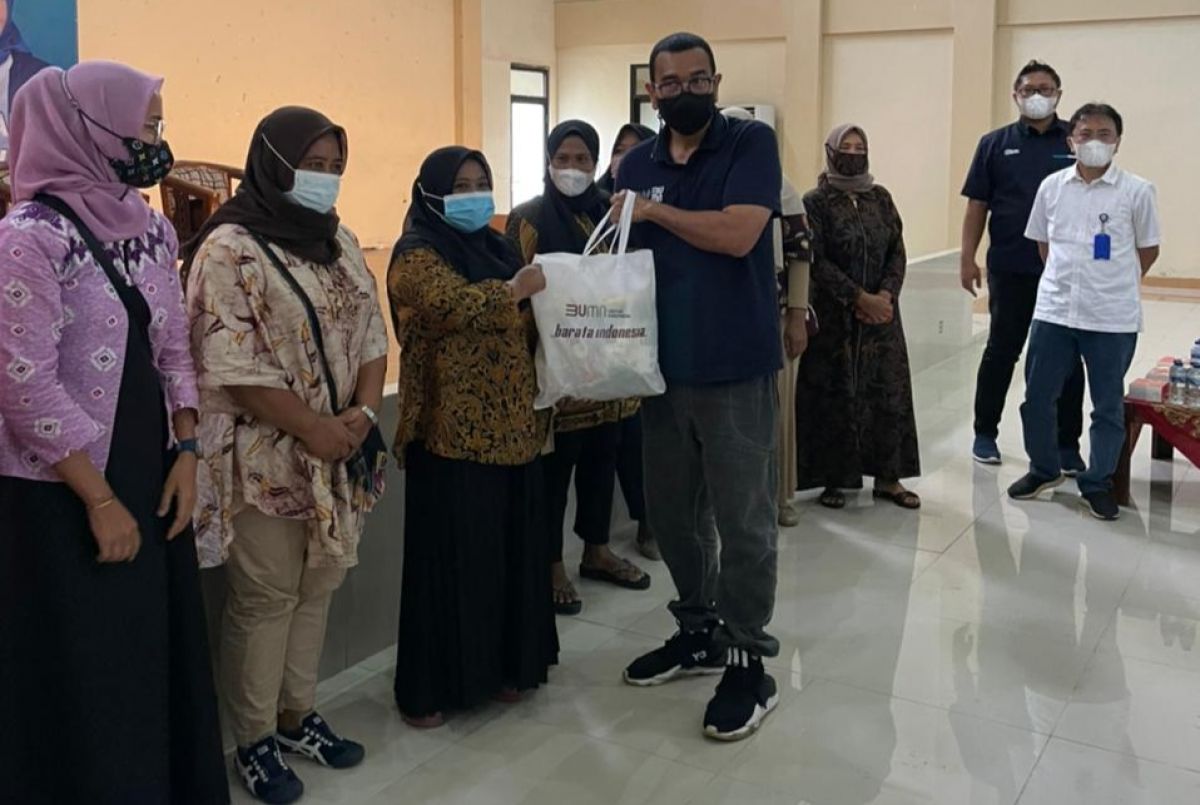 Perwakilan Kementerian BUMN  menyerahkan bantuan secara simbolis. (Foto: Humas PT Barata Indonesia for jatimnow.com)