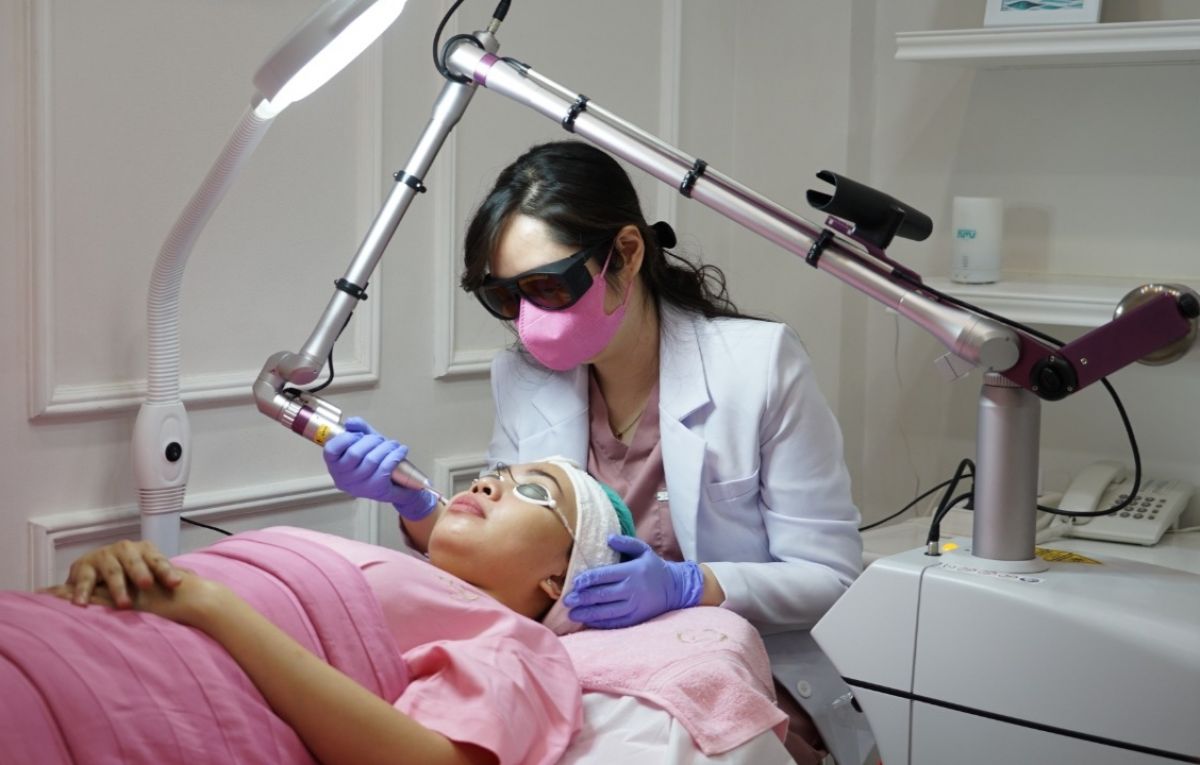 Selain bisa meremajakan kembali kulit wajah, K-Laser Skin Shooter juga bisa digunakan untuk menghilangkan tato. (Foto: Farizal Tito/jatimnow.com)