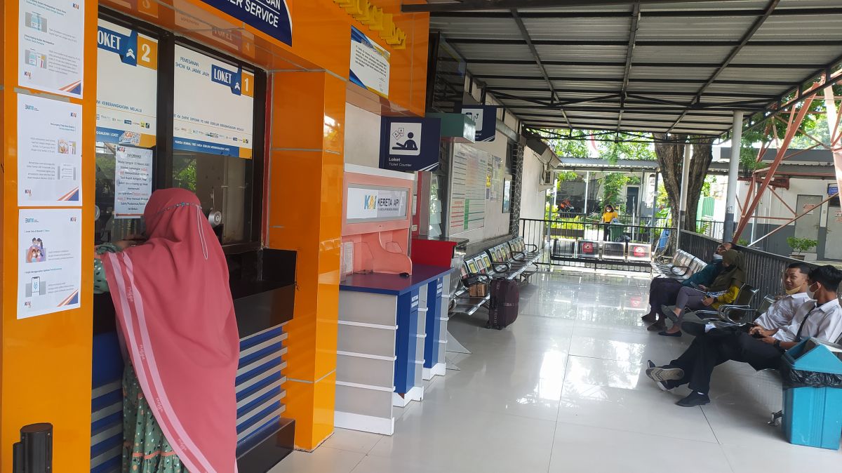 Situasi Stasiun Lamongan mulai didatangi penumpang. (Foto: Adyad Ammy I./jatimnow.com)