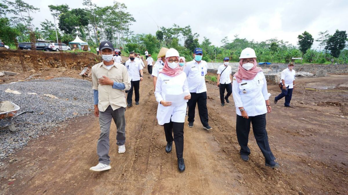 Bupati Banyuwangi Ipuk Fiestiandani saat meninjau pengerjaan penataan AWT, Rabu (23/3/2022). (Foto: Pemkab Banyuwangi)