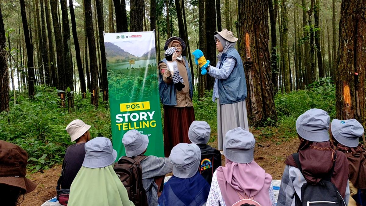 Sekolah Alam Raya dalam rangkaian Festival Literasi Semeru UMSurabaya 2022 melibatkan puluhan anak pengungsian darurat di lereng Gunung Semeru, Lumajang, Rabu (3/23/2022) - (Foto-foto: Farizal Tito/jatimnow.com)