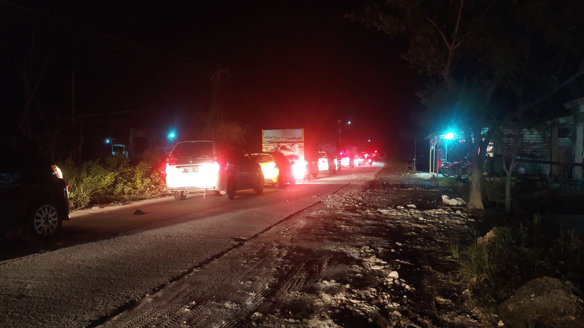 Kemacetan di jalan poros Deket-Glagah-Karangbinangun, Lamongan menuju Dukun, Gresik (Foto: Adyad Ammy I./jatimnow.com)