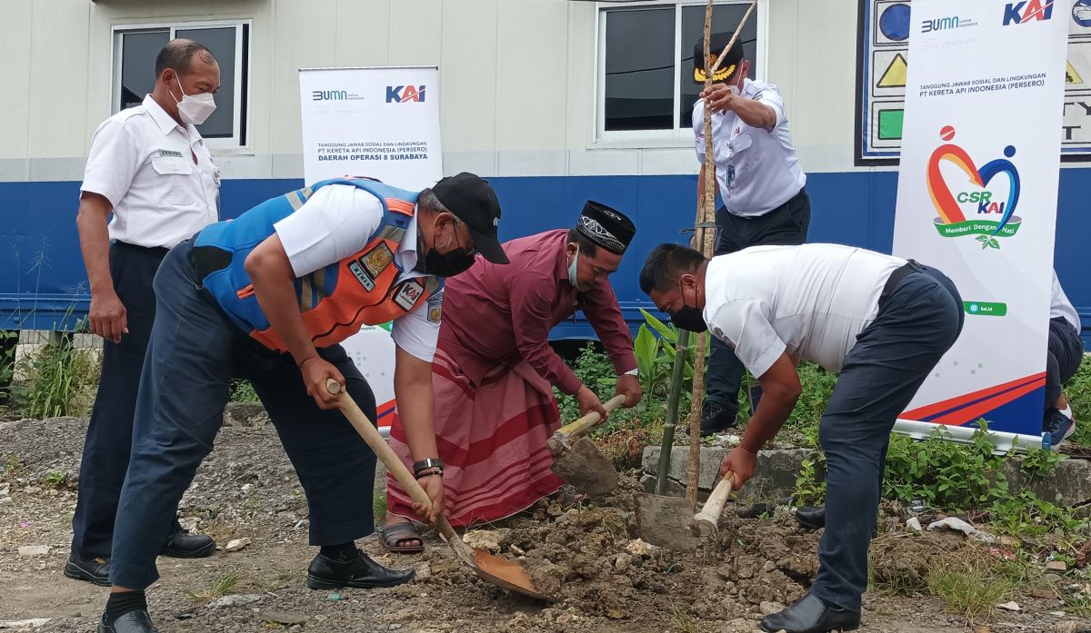 Pelaksanakan Green Stasiun di Stasiun Indro Gresik oleh Daop 8 (Foto-foto: Sahlul Fahmi/jatimnow.com)