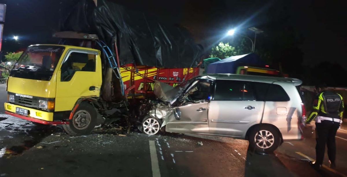 Innova ringsek tabrak truk di Mojokerto (Foto: Unit Laka Satlantas Polres Mojokerto for jatimnow.com)