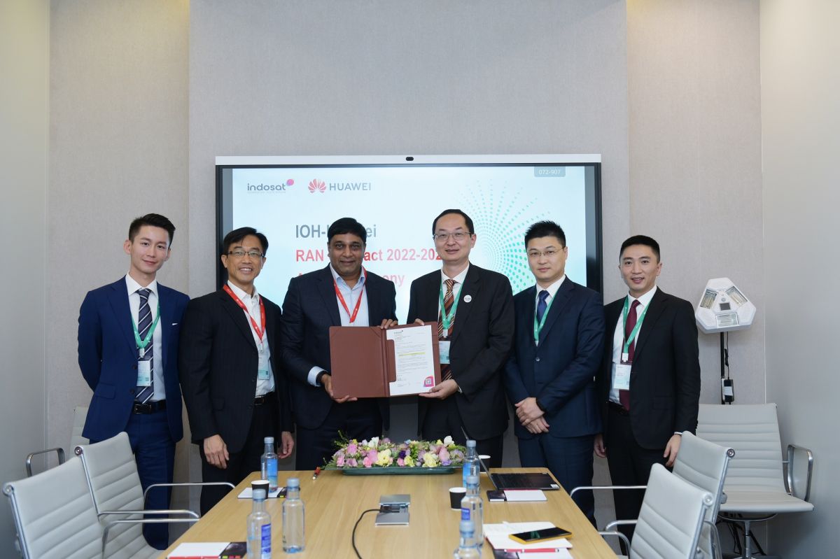 President Director and CEO Indosat Ooredoo Hutchison, Vikram Sinha (tiga dari kiri),  bersama CEO Huawei Asia Pacific CNBG, Dennis Xiao (tiga dari kanan), beserta manajemen Huawei di Mobile World Congress 2022, Barcelona.(Foto: Indosat Ooredoo Hutchison)