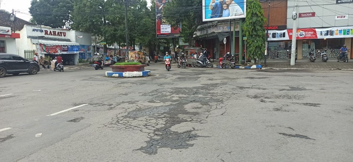 Pilihan Pembaca: Jalan Rusak di Ponorogo, Petani Temukan Mayat, Voli Proliga