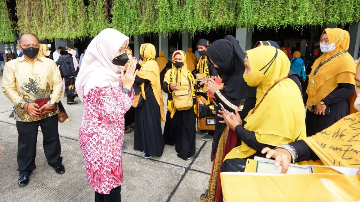 Bupati Banyuwangi Ipuk Fiestiandani melepas pemberangkatan jamaah umrah perdana via Bandara Banyuwangi.(Foto: Humas Pemkab Banyuwangi)
