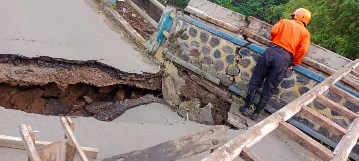 Jembatan Akses Jalan Warga 4 Dusun di Madiun Ambles