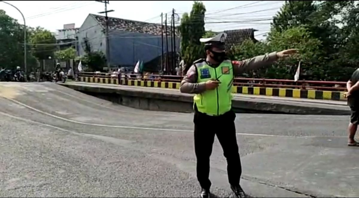 Jembatan Balun di jalan nasional Lamongan - Babat - Tuban ambrol. (Foto: Suli for jatimnow.com)