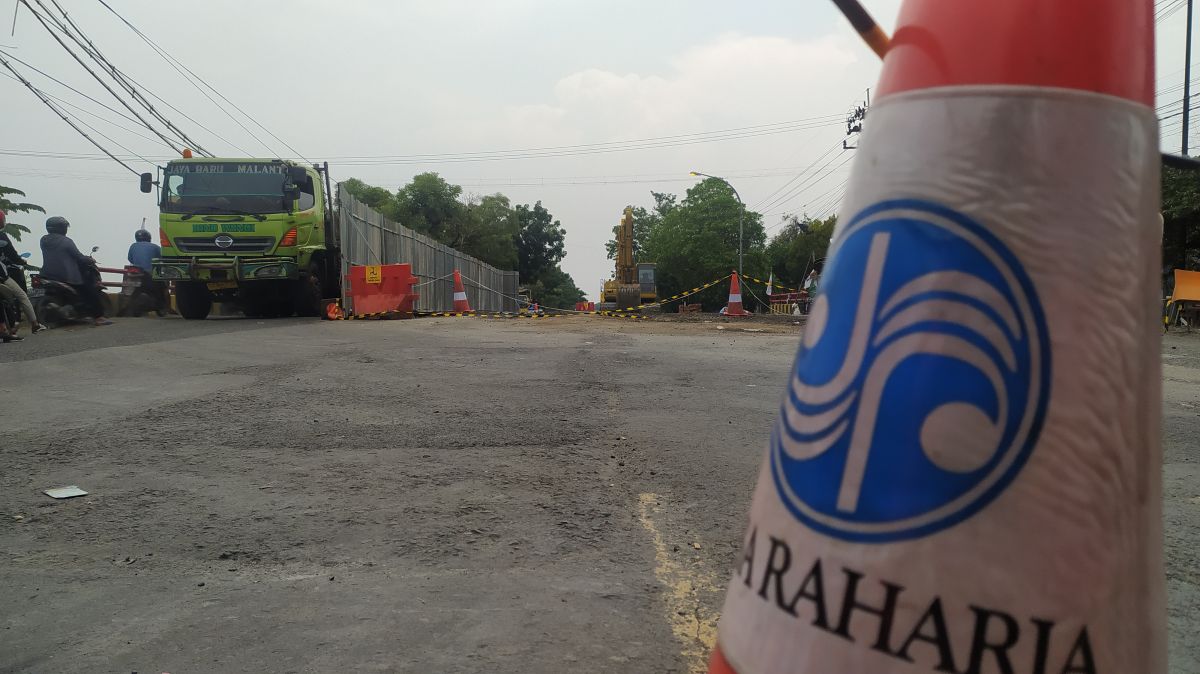 Kendaraan Besar Ngeyel Melintas Jembatan Lamongan, 3 Ambulans Terjebak Macet