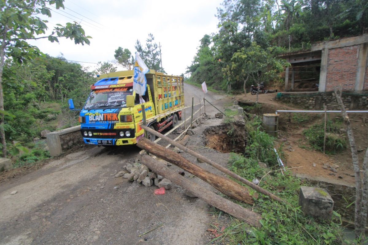 Jembatan pada jalur alternatif Ponorogo-Pacitan di Dukuh Batu Desa/Kecamatan Slahung, Kabupaten Ponorogo (Foto: Mita Kusuma/jatimnow.com)