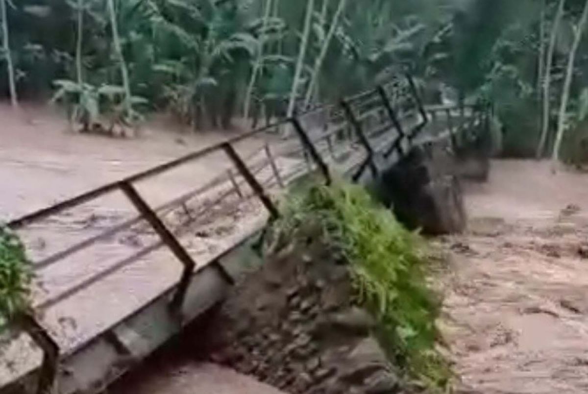 Jembatan penghubung dua dusun di Desa Kandangan, Kecamatan Pesanggaran, Kabupaten Banyuwangi terputus akibat banjir (Foto: Kepala Desa Kandangan, Riyono for jatimnow.com)