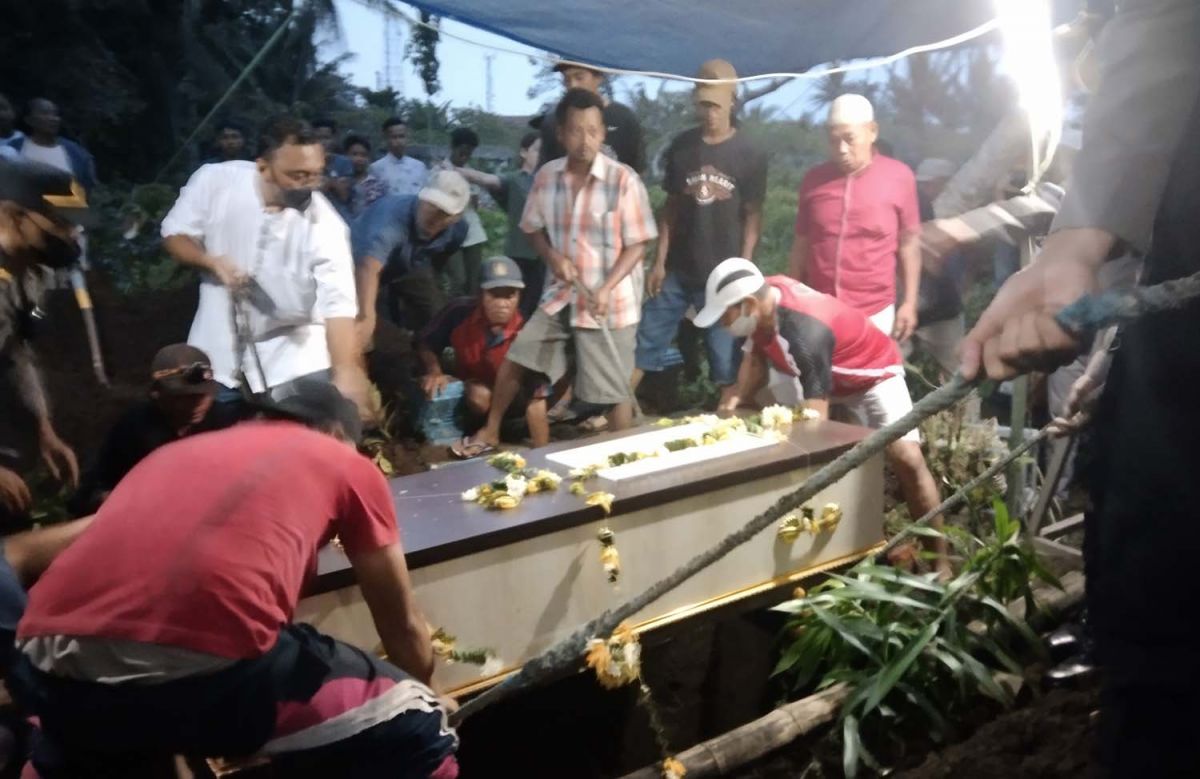 Proses pemakaman jenazah AKBP Beni Mutahir di Kabupaten Malang (Foto-foto: Rizal Adhi Pratama/jatimnow.com)