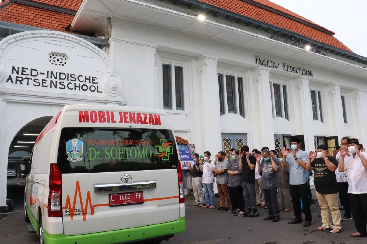 Prosesi penghormatan terakhir jenazah dr Urip Murtedjo di Fakultas Kedokteran Unair (Foto: Humas FK Unair/ for jatimnow.com)