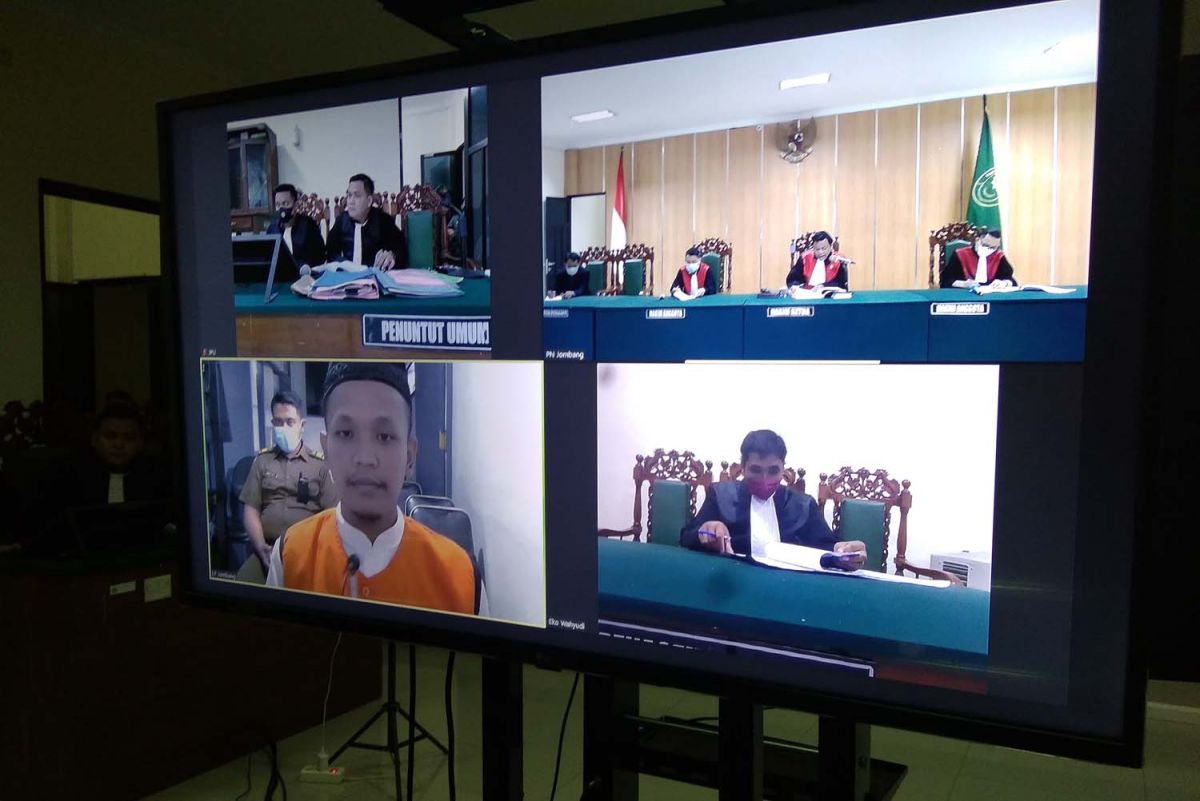 Joddy saat meminta maaf pada keluarga Vanessa Angel dan Bibi dalam persidangan (Foto: Elok Aprianto/jatimnow.com)