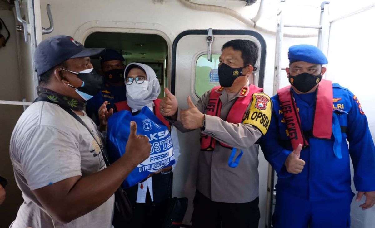 Kapolda Jatim Tinjau Vaksinasi Masyarakat Pesisir Gresik yang Digelar Ditpolair