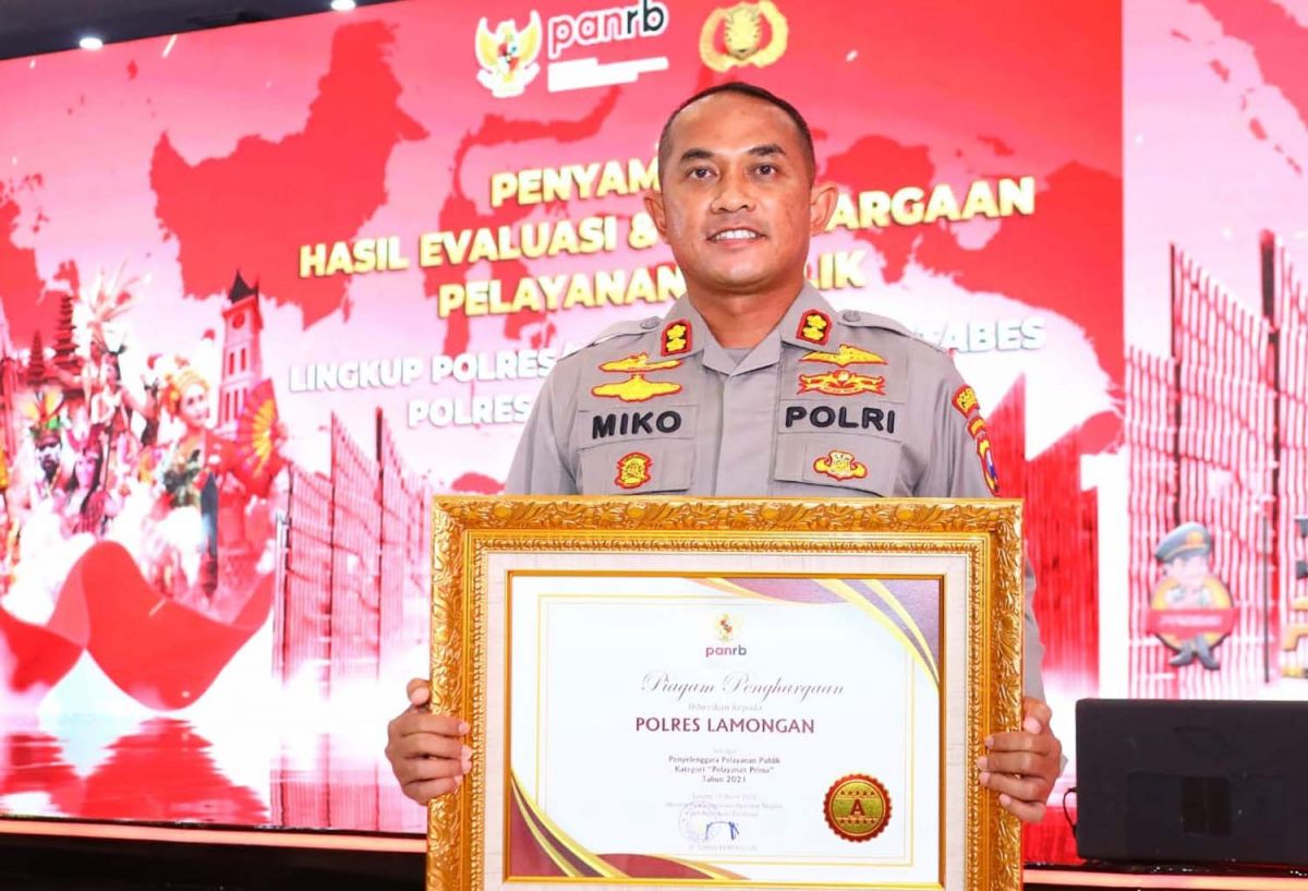 Kapolres Lamongan, AKBP Miko Indrayana saat menunjukkan penghargaan dari KemenPAN-RB (Foto: Humas Polres Lamongan for jatimnow.com)