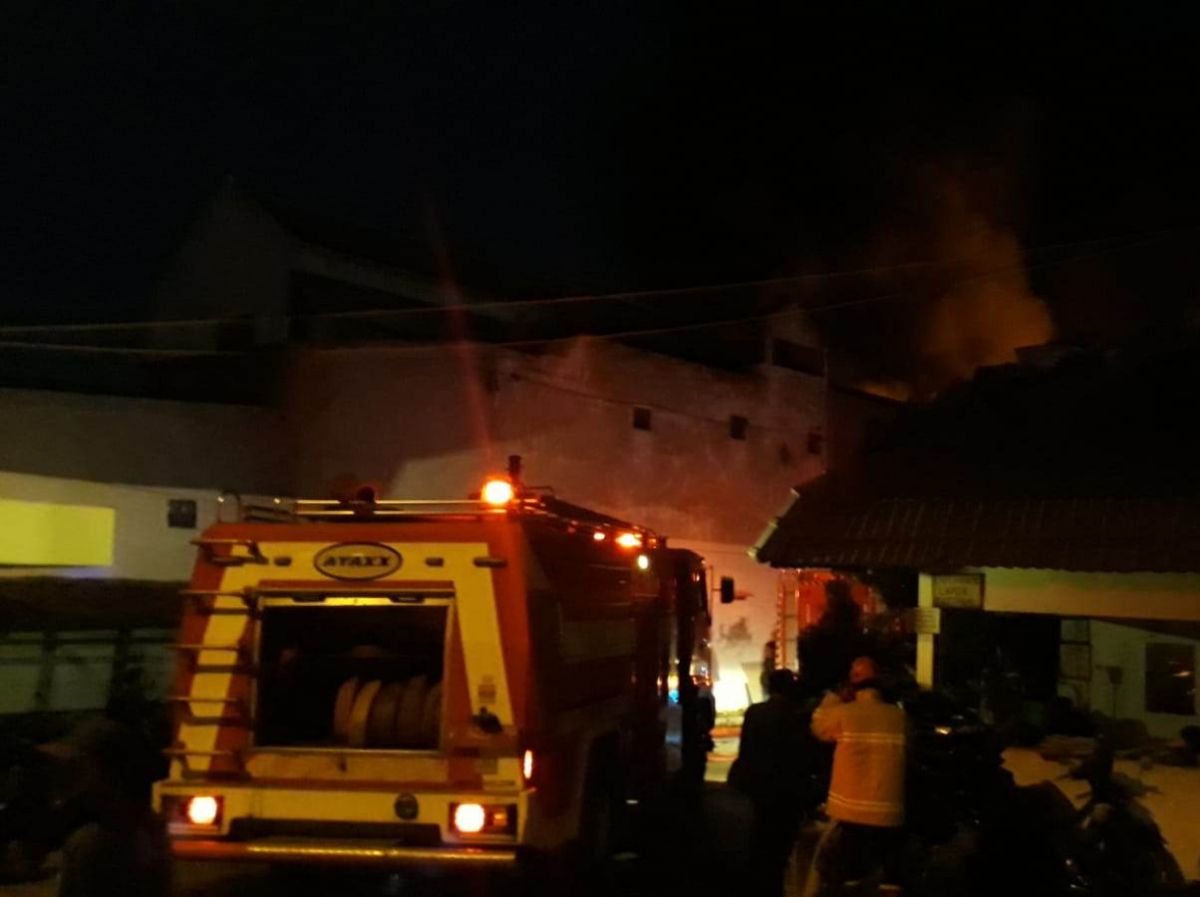 Kebakaran pabrik sepatu di Sidoarjo.(Foto: Zainul Fajar/jatimnow.com)