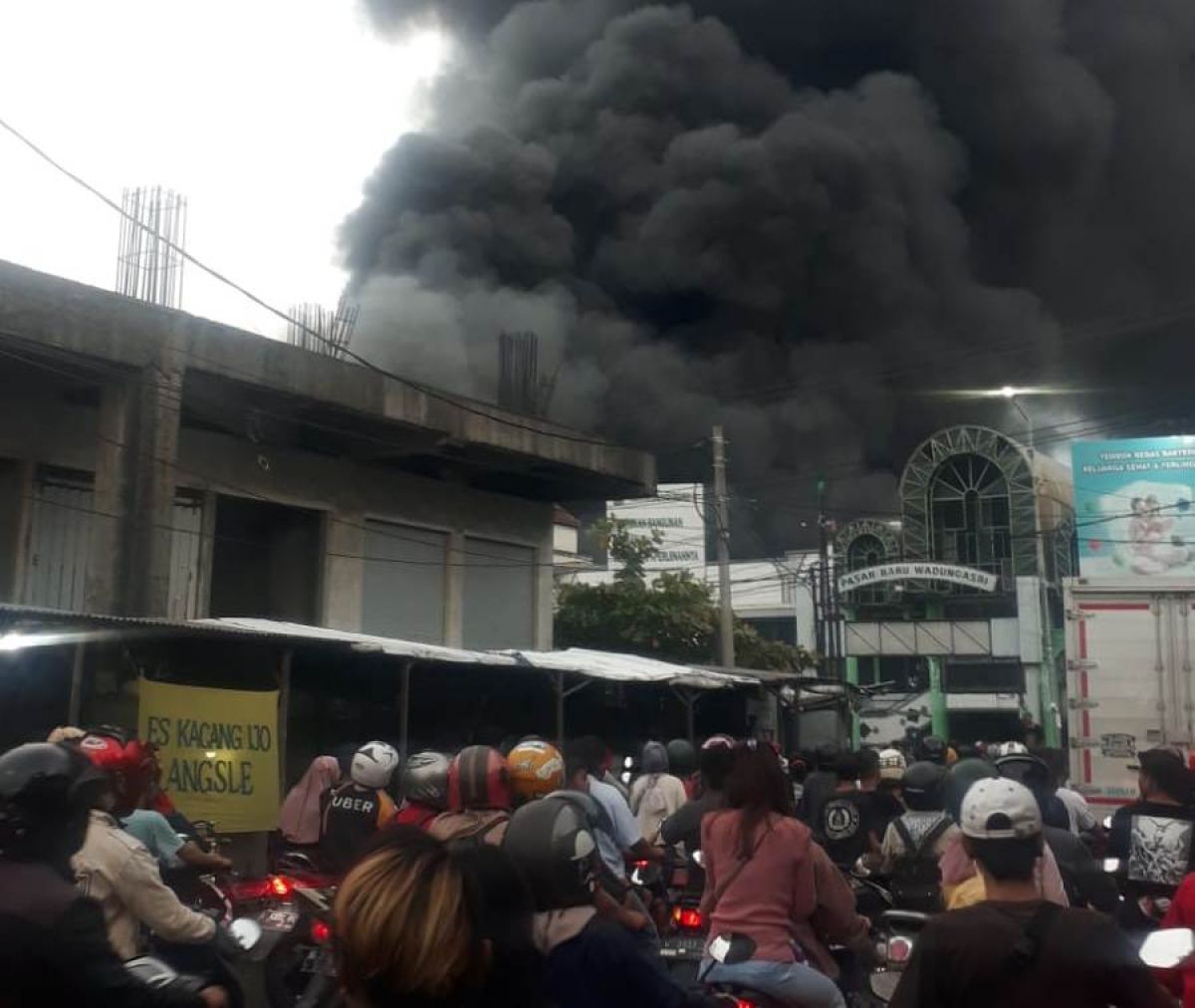 Kebakaran Hebat Landa Pabrik Sepatu di Sidoarjo, Karyawan Panik Berhamburan