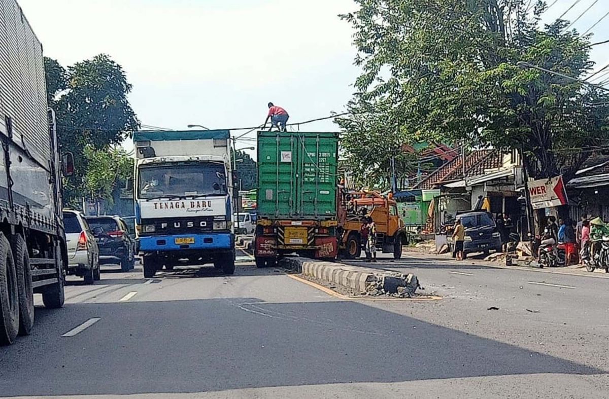 Pemotor di Pasuruan Tewas dalam Kecelakaan Beruntun Tiga Kendaraan