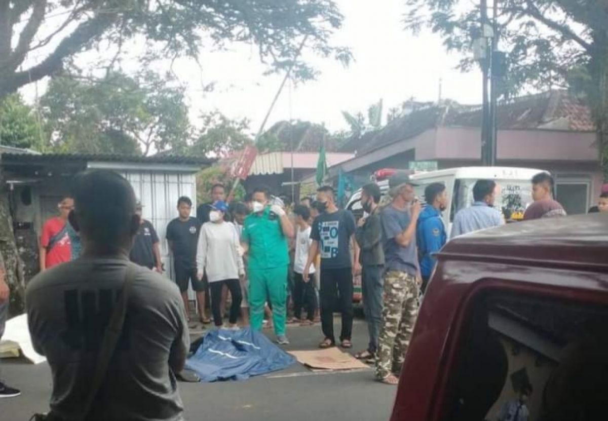 Petugas mengevakuasi korban kecelakaan di Jalan Tinimbar, Kedungkandang, Kota Malang.  (Foto: Johan for jatimnow.com)