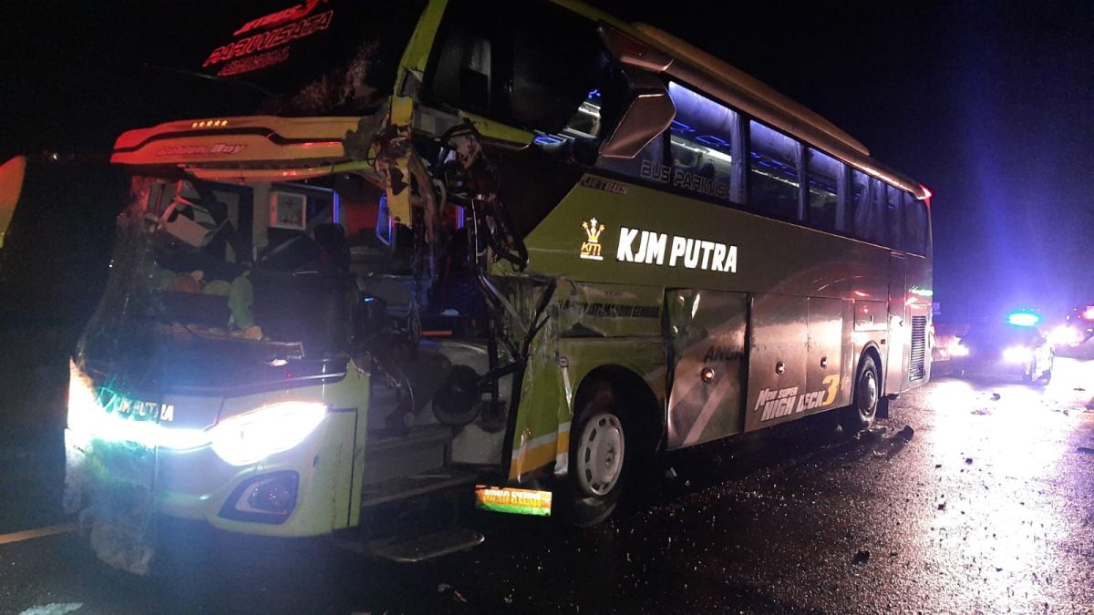 Kondisi bus yang alami kerusakan pada bagian depan.(Foto: Kepala Departemen Layanan Operasi Jalan Tol Astra Infra Solutions Zanuar Firmanto)