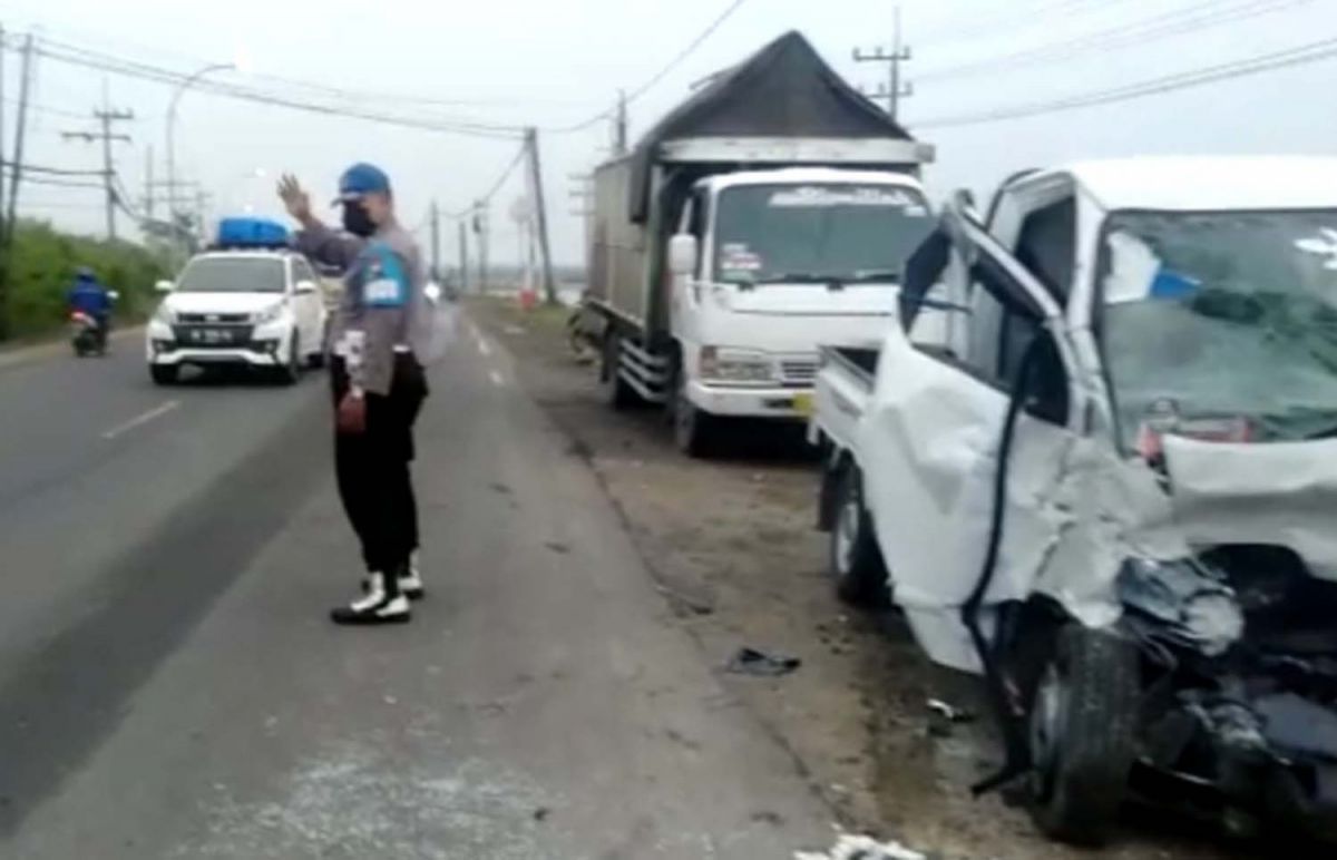 Kecelakaan melibatkan pikap dan dump truck di Manyar, Gresik (Foto: Tangkapan layar video Humas Polsek Manyar)