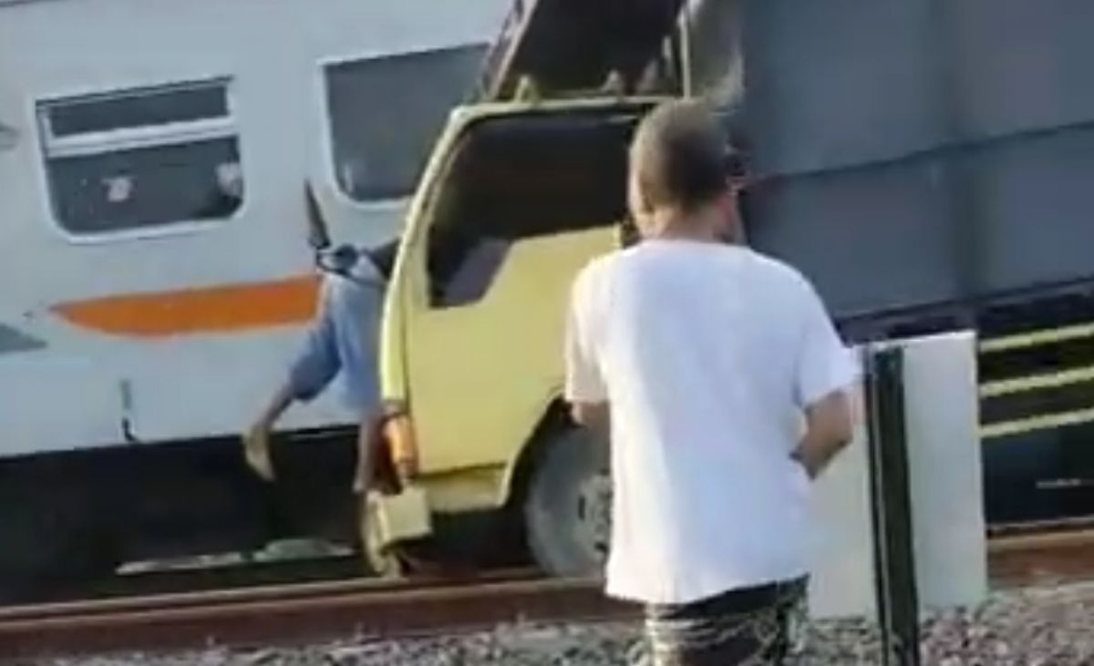 Kereta api tabrak truk di Lamongan. (Foto: tangkapan layar video warga for jatimnow.com)