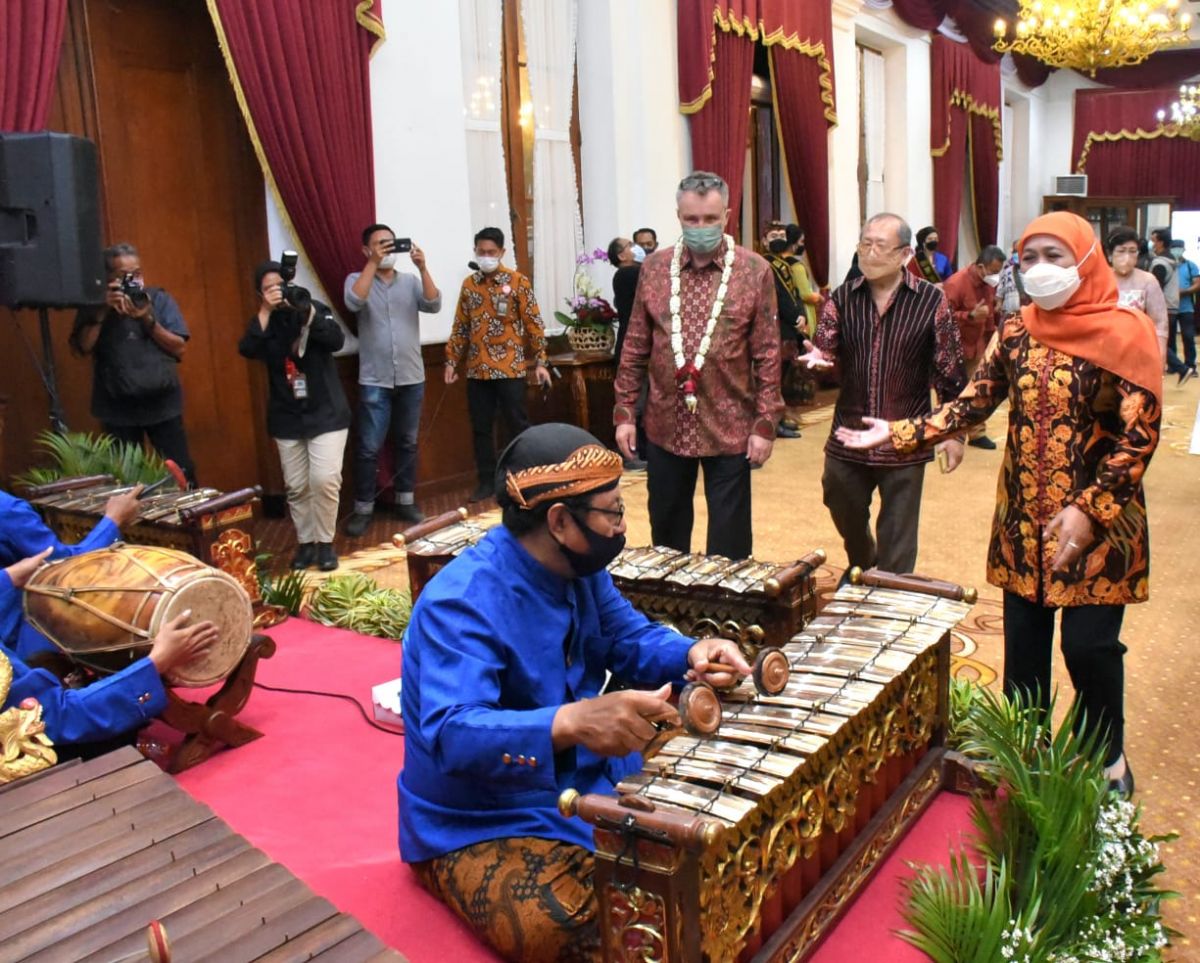 Gubernur Jatim Khofifah Indar Parawansa saat menunjukan seni musik gamelan kepada Dubes Finlandia.(Foto: Humas Pemprov Jatim/jatimnow.com)