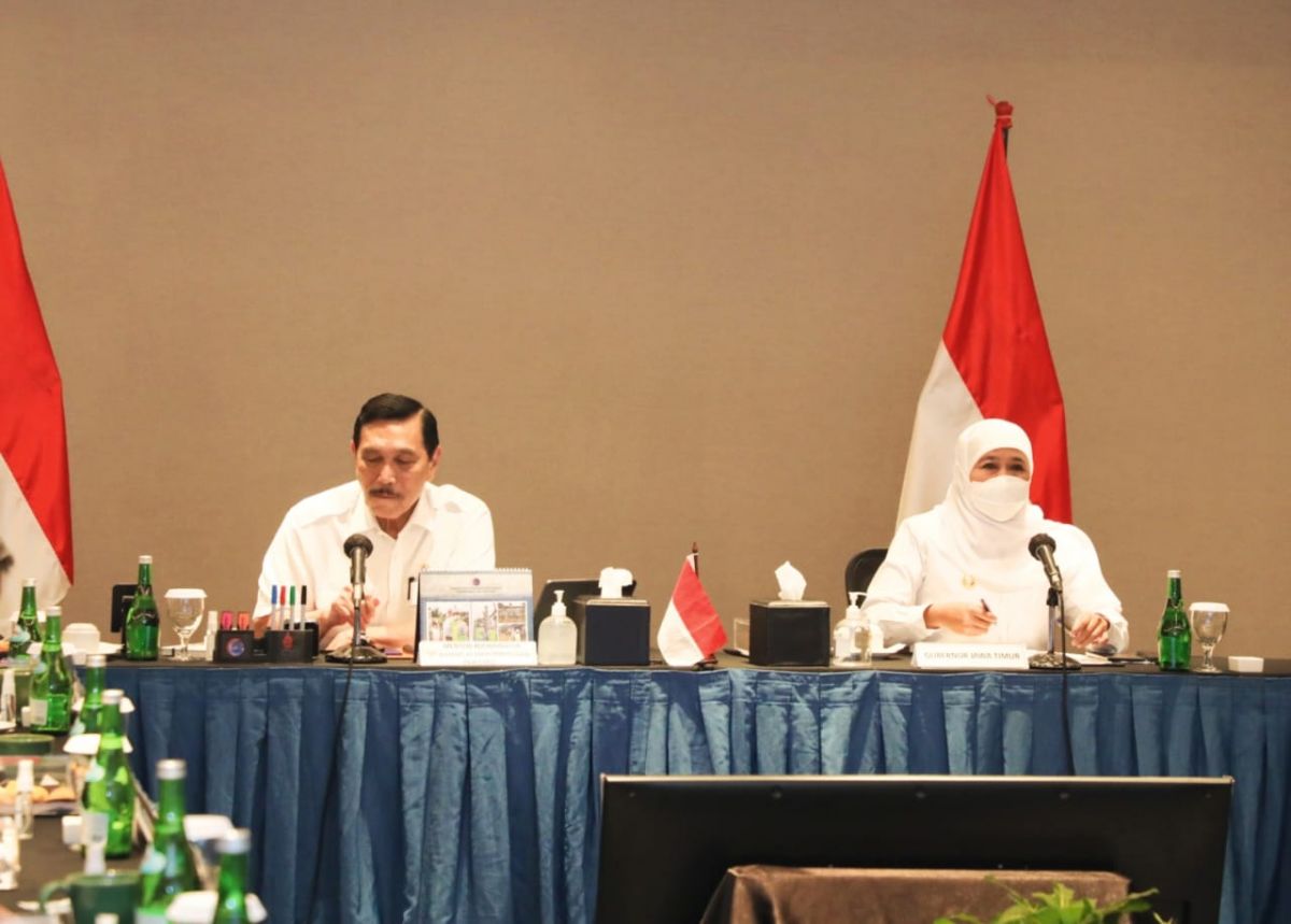 Menteri Koordinator Bidang Kemaritiman dan Investasi Luhut Binsar Panjaitan bersama Gubernur Jatim Khofifah Indar Parawansa.(Foto: Humas Pemprov Jatim)