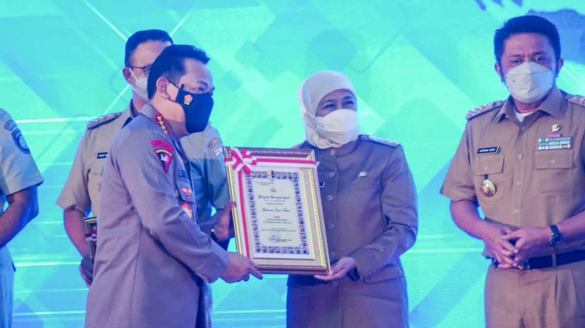 Gubernur Jawa Timur Khofifah Indar Parawansa menerima penghargaan ETLE. (Foto: Humas Pemprov Jatim)