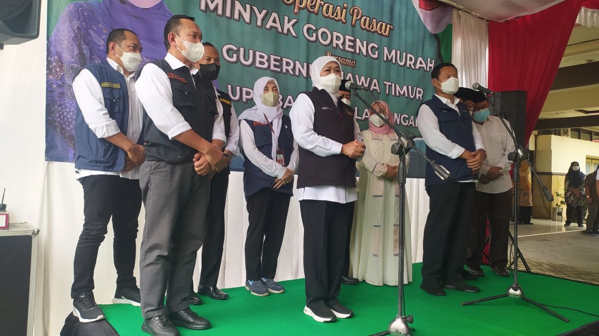 Gubernur Jatim Khofifah Indar Parawansa menghadiri pasar minyak murah di Lamongan.(Foto: Adyad Ammy I/jatimnow.com)