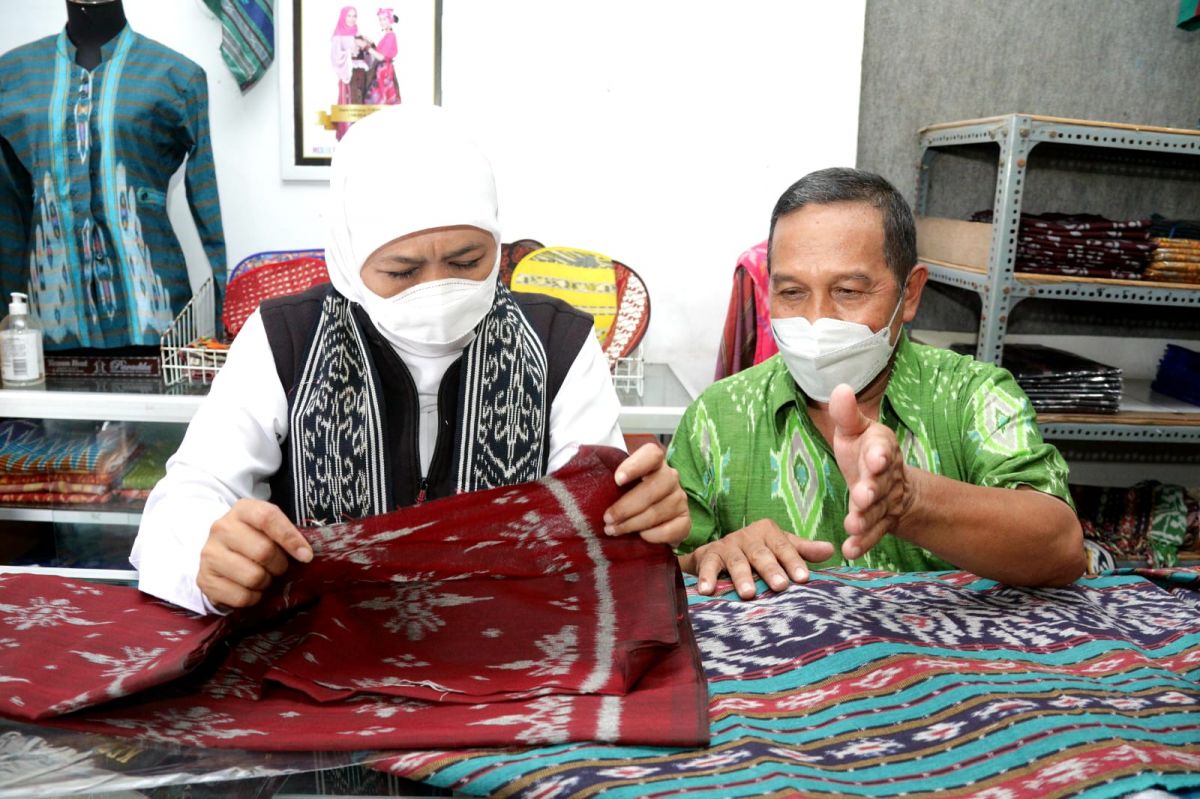 Kagumi Tenun Ikat dan Songket Parengan Lamongan, Khofifah Usul jadi Desa Devisa