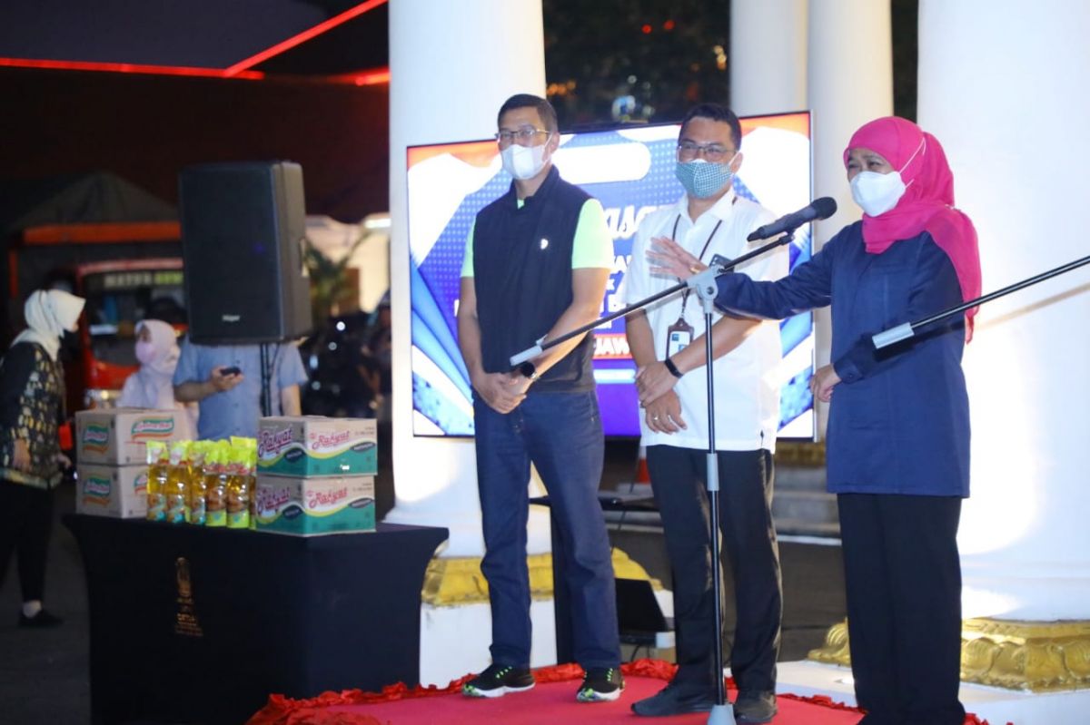 Gubernur Jatim Khofifah Indar Parawansa melepas 3.500 ton minyak goreng ke 17 kabupaten/kota di Jatim. (Foto: Pemprov Jatim/jatimnow.com)
