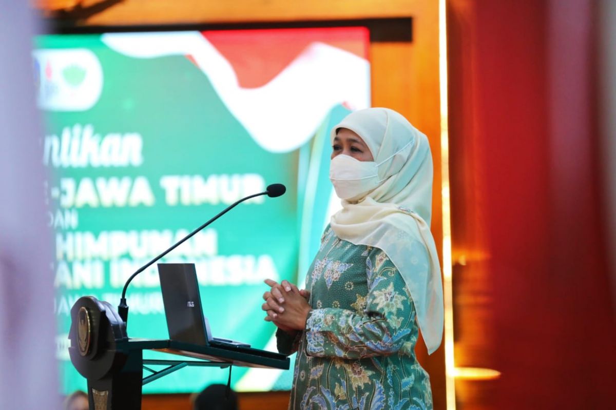 Gubernur Jatim Khofifah Indar Parawansa saat menghadiri Pelantikan empat belas Dewan Pengurus Cabang (DPC) HKTI Provinsi Jatim di Gedung Negara Grahadi Surabaya, Selasa (22/3/2022).(Foto: Humas Pemprov Jatim)