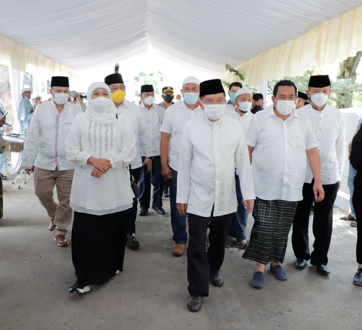 Gubernur Jatim Khofifah Indar Parawansa mendampingi Ketua Umum Dewan Masjid Indonesia (DMI) Muhammad Jusuf Kalla (JK) meresmikan Masjid Al-Hasannah di Kecamatan Maron, Kabupaten Probolinggo.(Foto: Humas Pemprov Jatim)