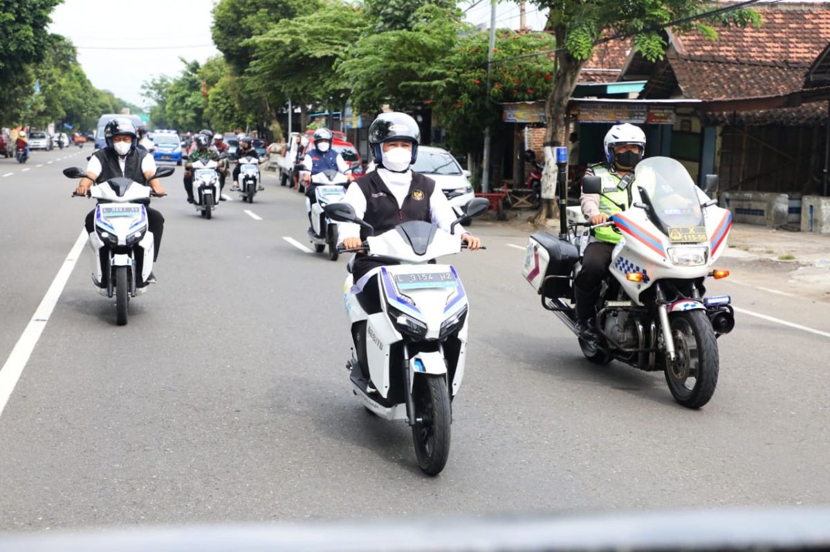 Gubernur Jawa Timur Khofifah Indar Parawansa saat menjajal motor listrik. (Foto: Humas Pemprov Jatim)