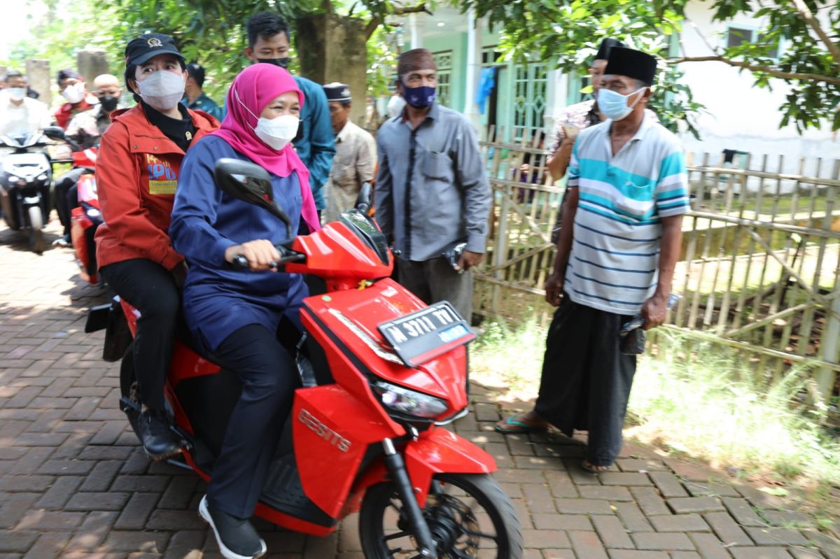 Gubernur Jatim Khofifah Indar Parawansa dan Ketua DPR RI Puan Maharani saat di Gili Iyang. (Foto: dok Pemprov Jatim/jatimnow.com)