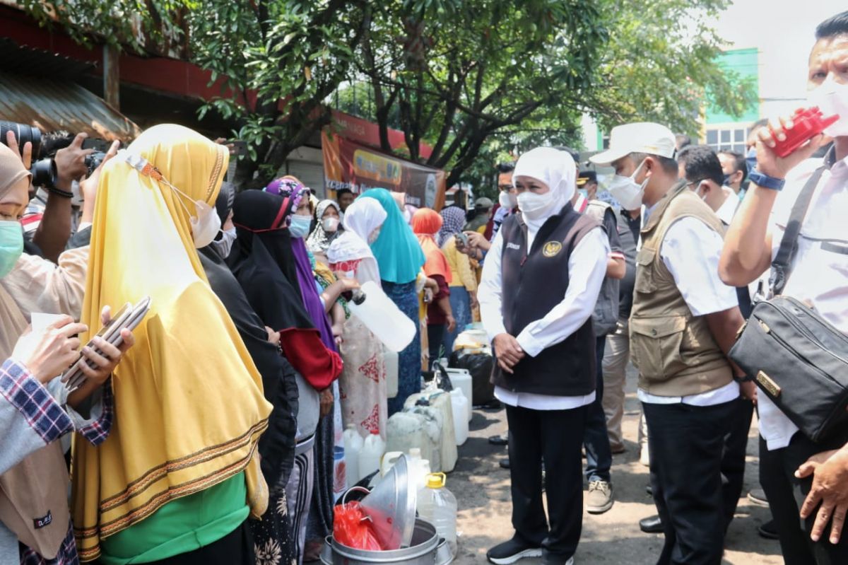 Gubernur Jawa Timur Khofifah Indar Parawansa memantau pecepatan pendistribusian minyak goreng curah di Pasuruan.  (Foto: Moch. Rois/jatimnow.com)