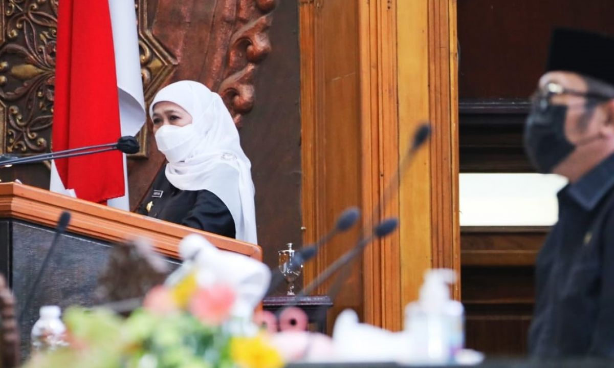 Gubernur Khofifah saat sidang paripurna di DPRD Jatim. (Foto: Humas Pemprov Jatim)