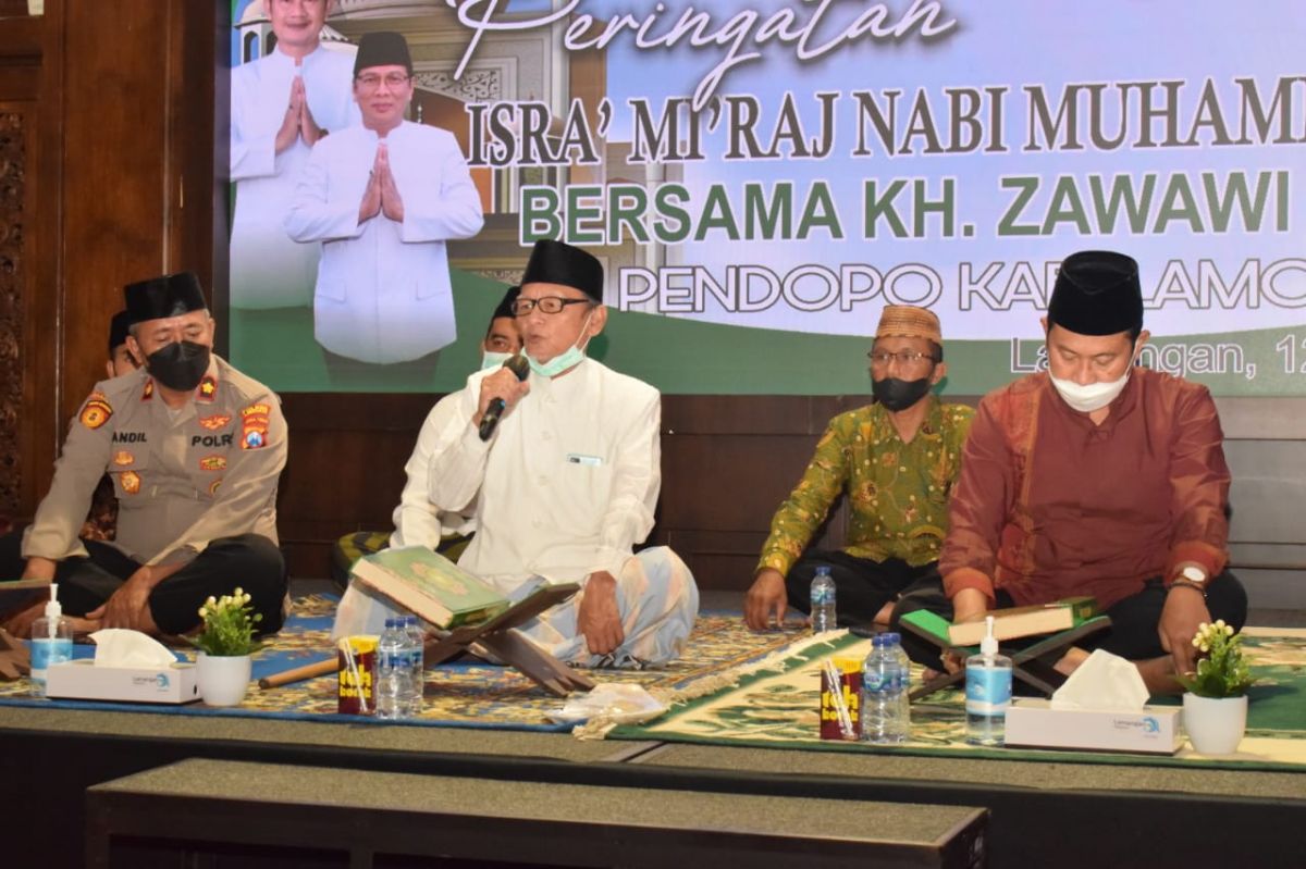 KH Zawawi Imron saat mengisi kegiatan Khotmil Qur'an di Pendopo Lokantantra Lamongan. (Foto: Prokopim Lamongan for jatimnow.com)