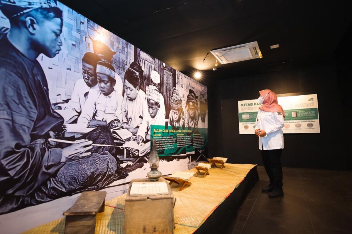 Bupati Banyuwangi Ipuk Fiestiandani menengok Festival Kitab Kuning. (Foto: Humas Pemkab Banyuwangi)