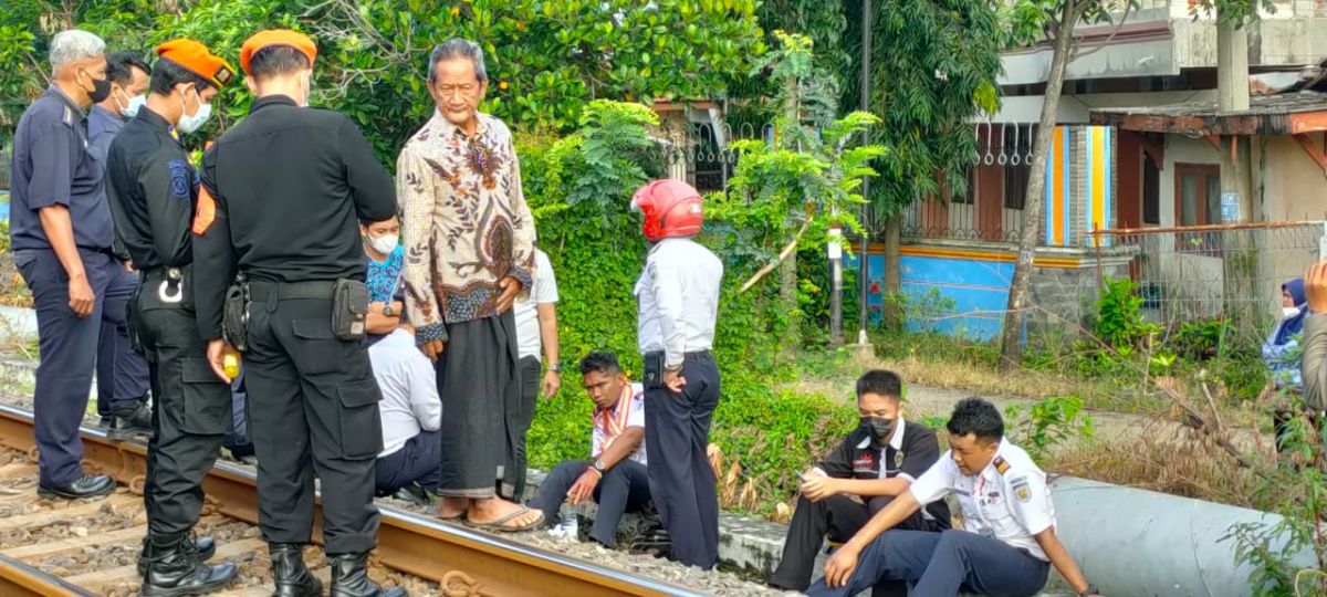 Korban kecelakaan kereta vs truk duduk di rel usai kejadian.(Foto: Laka Lantas Satlantas Polres Lamongan for jatimnow.com)